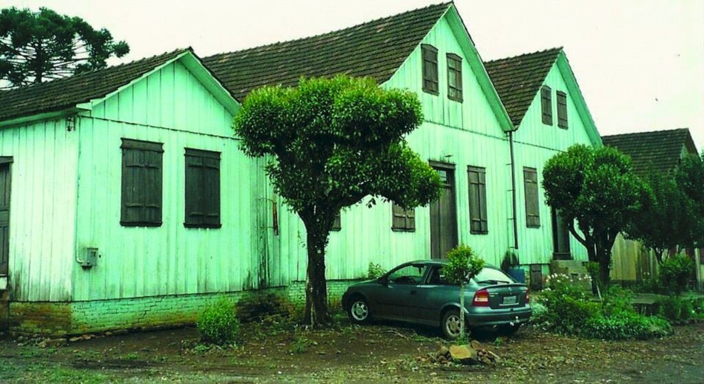  - A foto do salão com um carro na frente, é um registro do Facebook, de autoria de Delci Kirchhoff Prediger?, Lageado Mariano ? Piratuba (SC), de 21 de agosto de 2014.