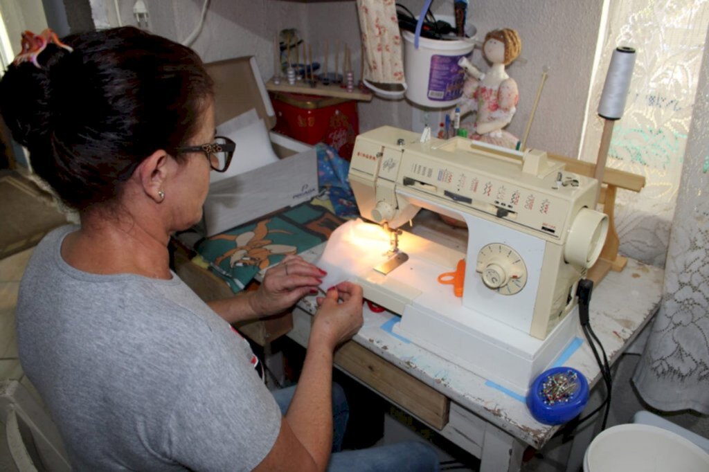 Secretaria de Assistência Social de Joaçaba confecciona máscaras para famílias atendidas