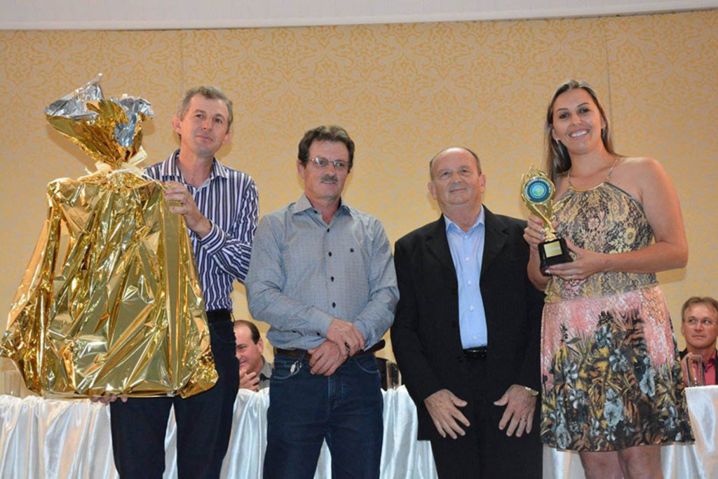  - Pinhalenses recebendo a premiação