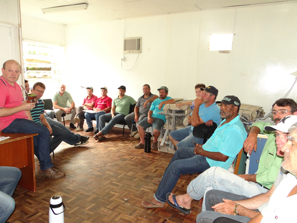 Agricultores participam de reunião com foco na agricultura familiar