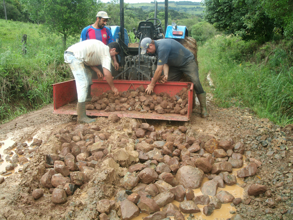 Moradores unem esforços e arrumam trecho de estrada municipal