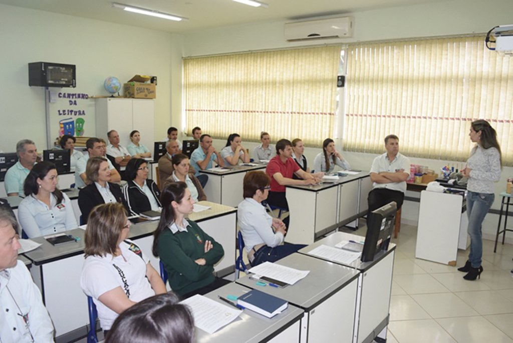 Abdon Batista promove cursos de qualificação para servidores e idosos