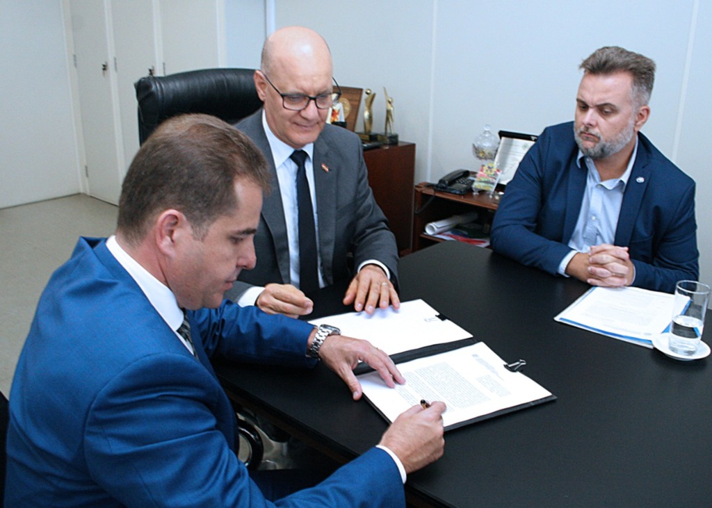  - Legenda da foto - Da esq.: juiz Wilson Pereira Junior, Natalino Uggioni e Renato Buchele Rodrigues