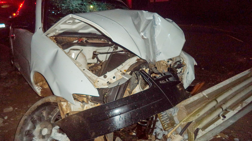 Carro em alta velocidade derruba poste no centro de Campo Belo do Sul