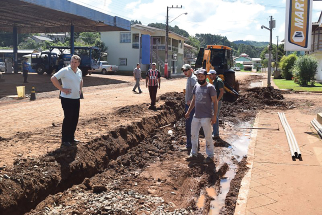Prefeito Lucimar Salmória realiza visita a diversas obras