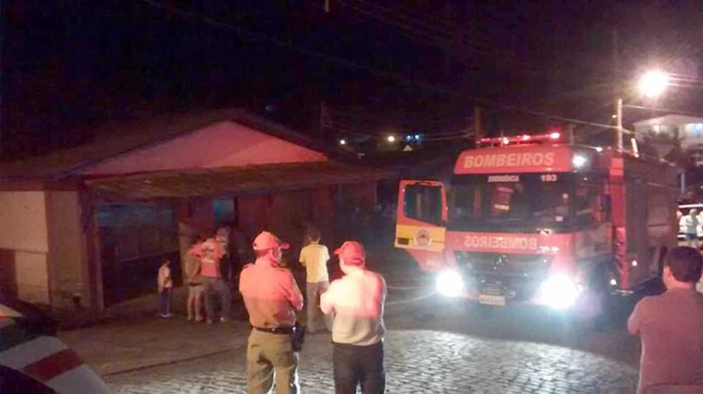 Incêndio em fábrica mobilizou bombeiros e comunidade