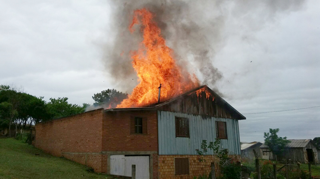 Casa é parcialmente destruída pelo fogo em Pinhal da Serra