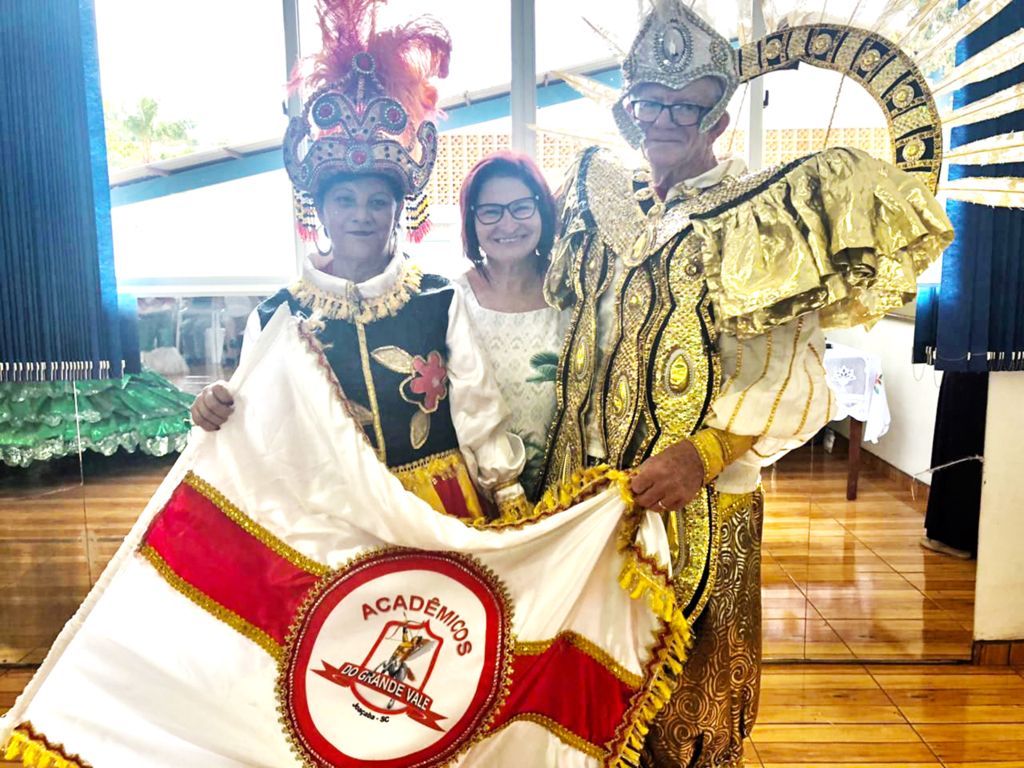 ENCONTRO DA MELHOR IDADE VIRA CARNAVAL EM PIRATUBA E CONVIDADOS CAEM NA FOLIA POPULAR