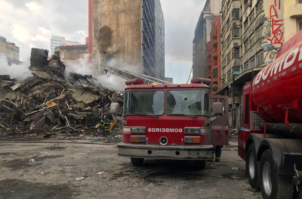 Bombeiros falam em 44 vítimas de desabamento em São Paulo