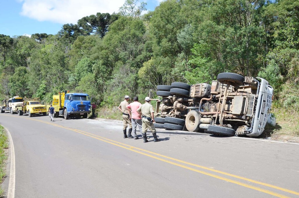 CAMINHÃO BETONEIRA TOMBA NA SC 456 EM ANITA GARIBALDI