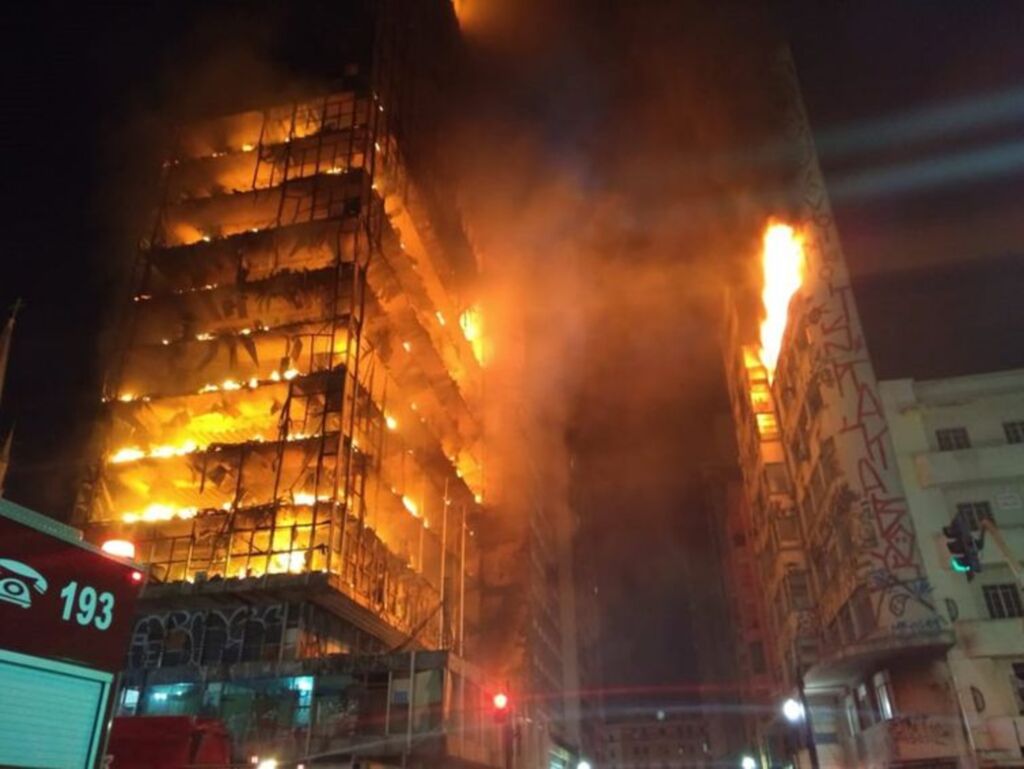 Bombeiros procuram por vítimas nos escombros do prédio que desabou em São Paulo