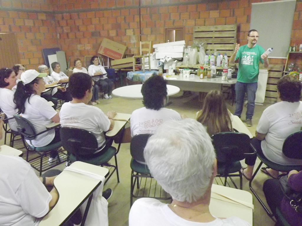 Oficina de capacitação ensina como elaborar produtos de limpeza ecológicos