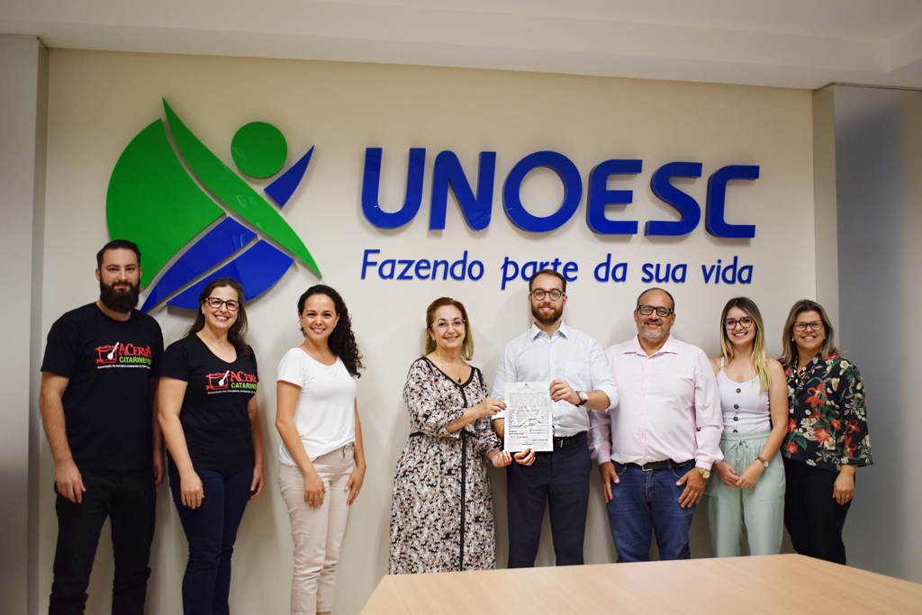  - Representantes da Unoesc, da empresa de Consultoria e da ACervA após a assinatura do termo de parceria