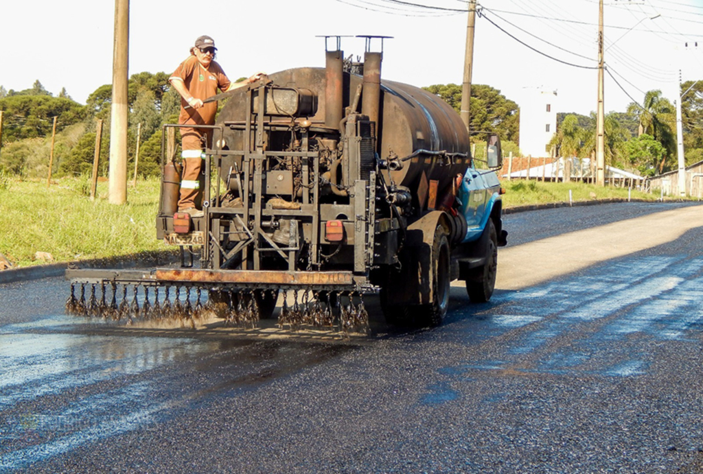 SC-390 está sendo preparada para receber base para capa asfáltica