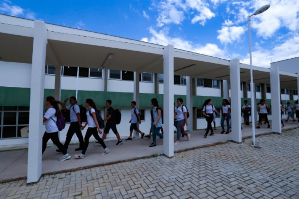 Regulamento das escolas cívico-militares é apresentado a pais e responsáveis de alunos