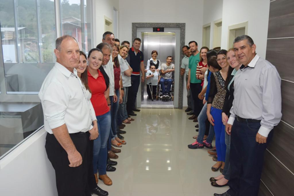 Abdon Batista investe em acessibilidade e inaugura elevador no prédio da Prefeitura
