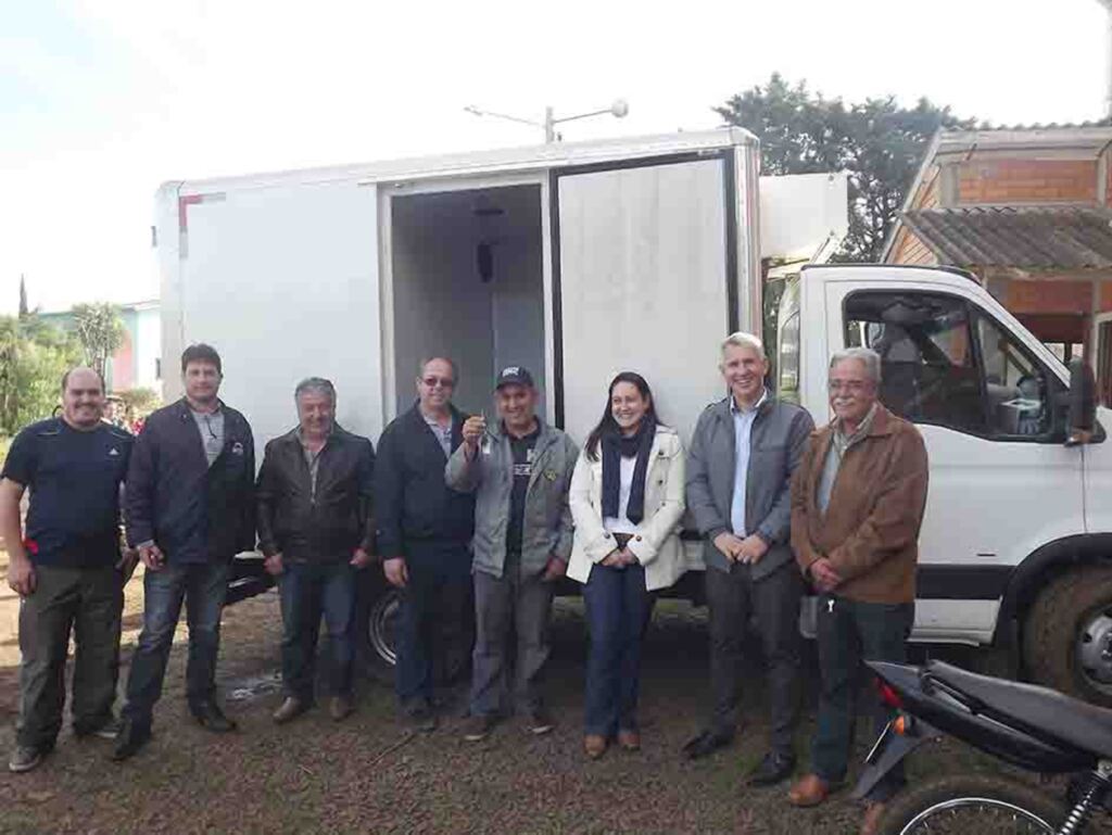 Famílias rurais recebem caminhão para transportar produção