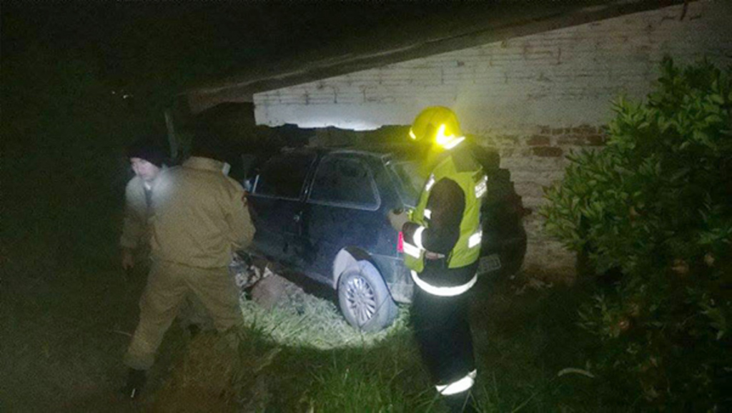 Quatro pessoas ficam feridas após veículo sofrer saída de pista