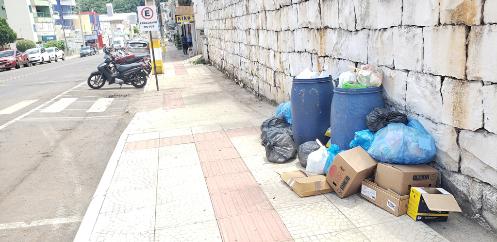 Aos que desrespeitam a coleta de lixo colocado na rua fora do horário, contribuindo para a poluição