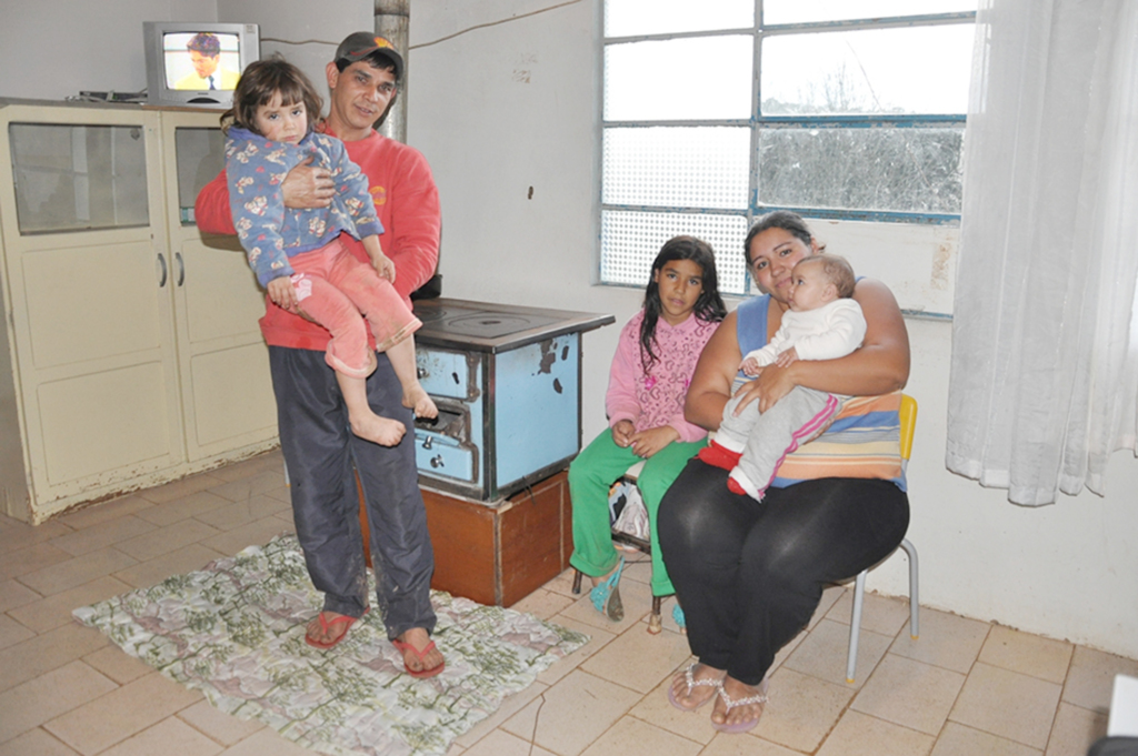 Família diz que sairá de espaço público, mas precisa de ajuda