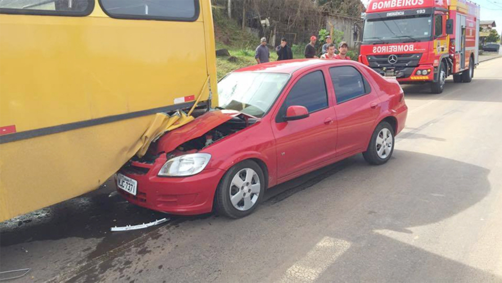 Veículo colide em ônibus parado