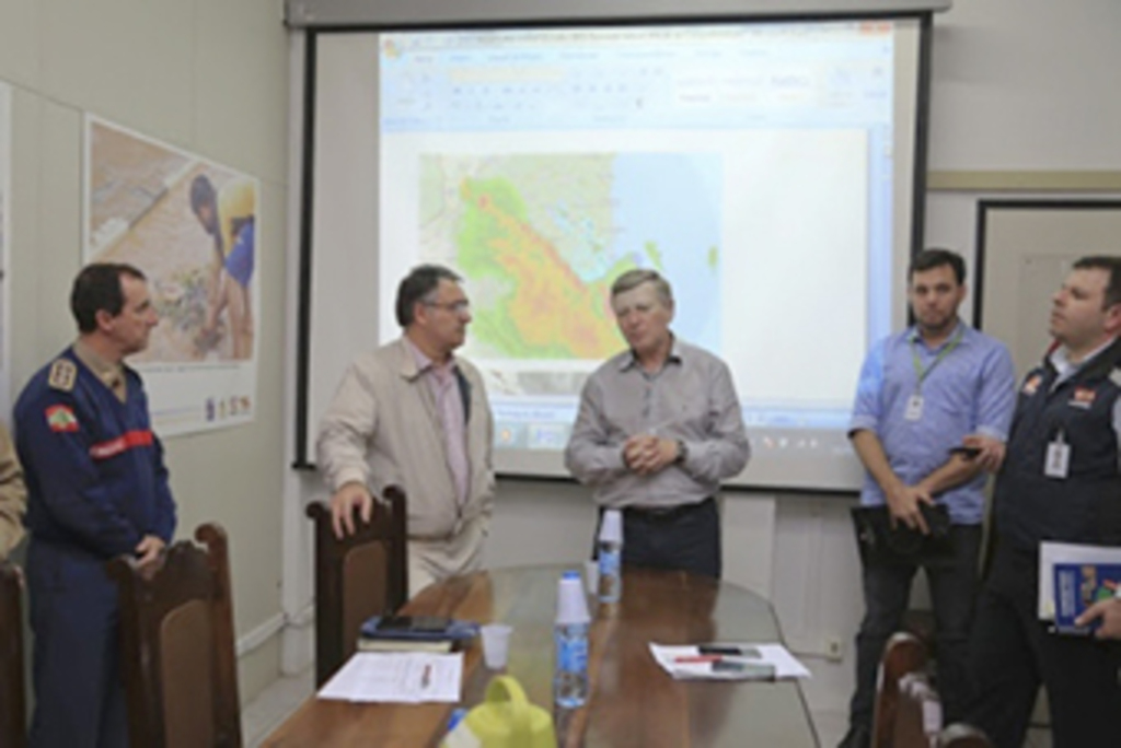 Governador Colombo divulga ações de assistência a famílias atingidas pelas chuvas