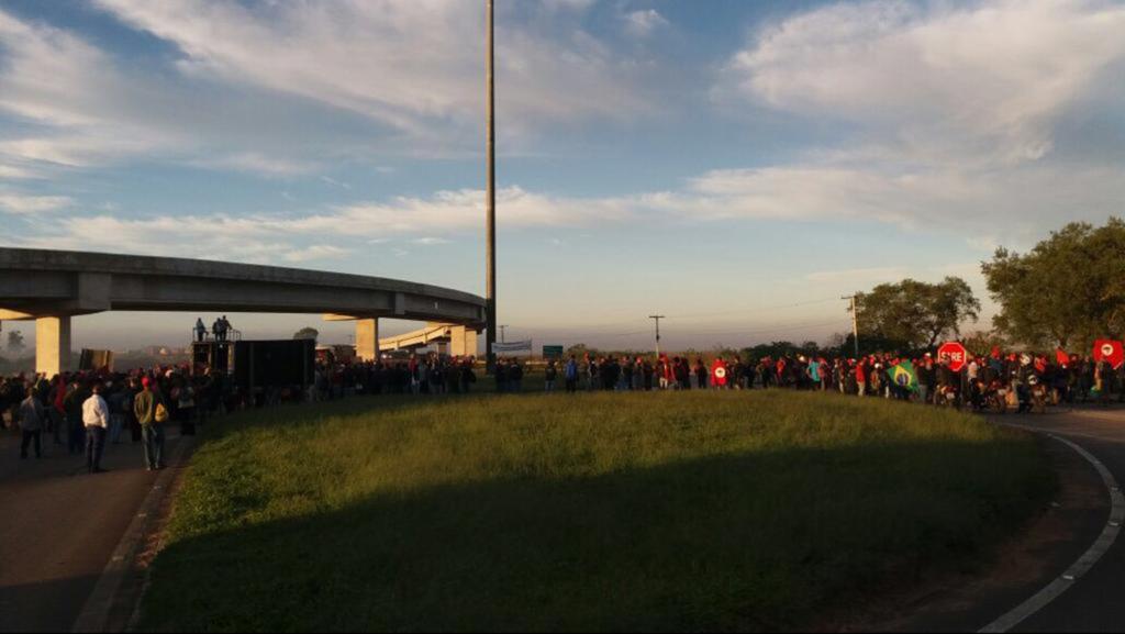 Manifestantes bloqueiam quilômetro 62 da BR-392 em Pelotas