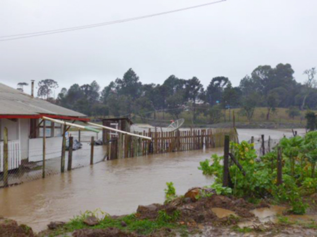 Chuva forte provoca alagamentos e prejuízos na Região dos Lagos