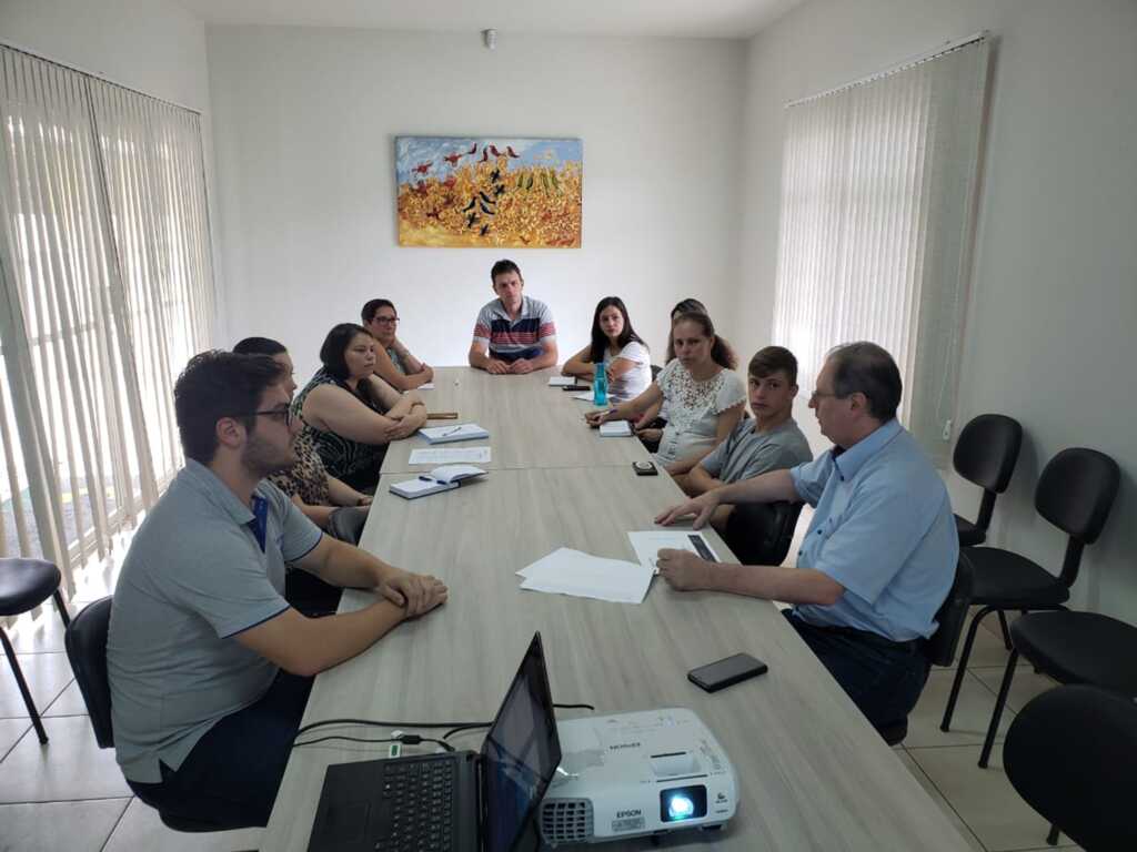 Membros do Conselho dos Direitos da Criança e Adolescente de Herval d´Oeste recebem orientações