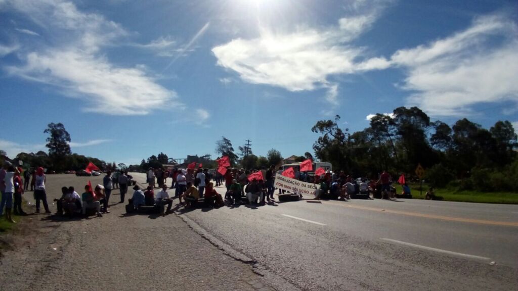 Manifestantes fecham rodovias na Zona Sul
