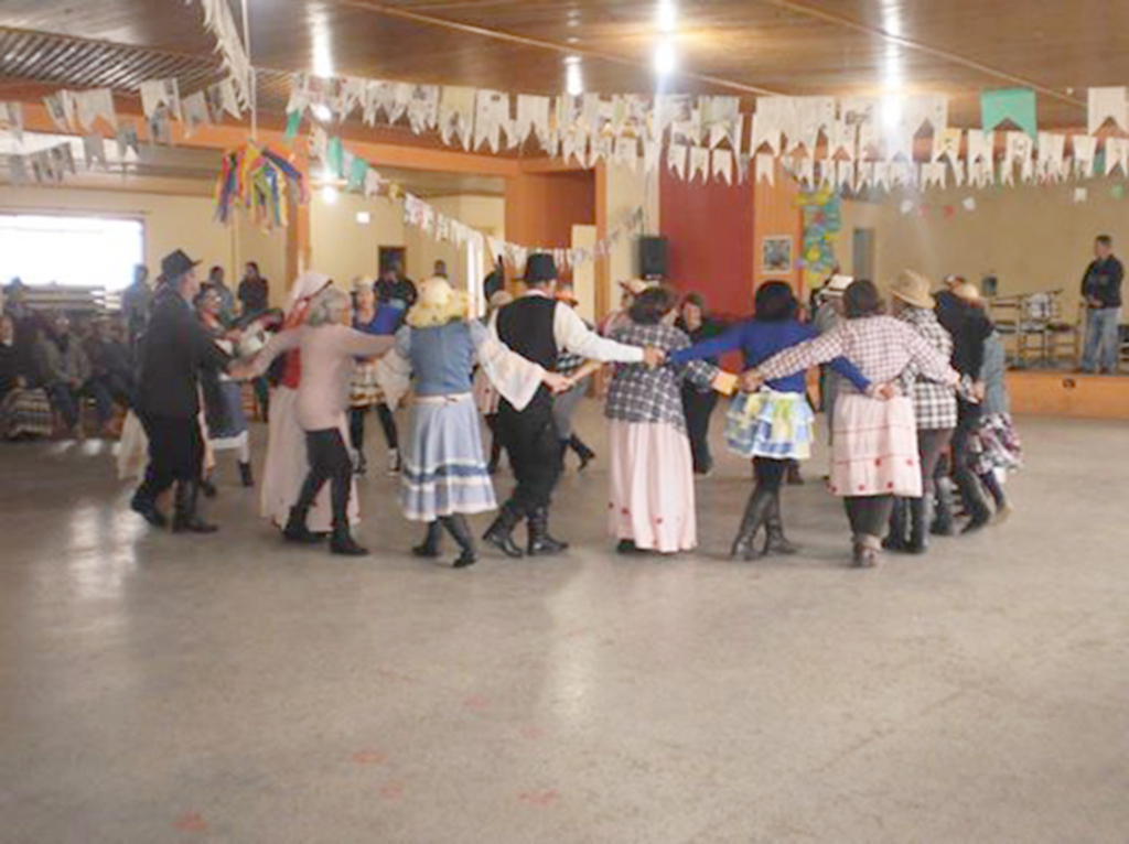 Idosos campo-belenses se divertiram em animada  festa junina