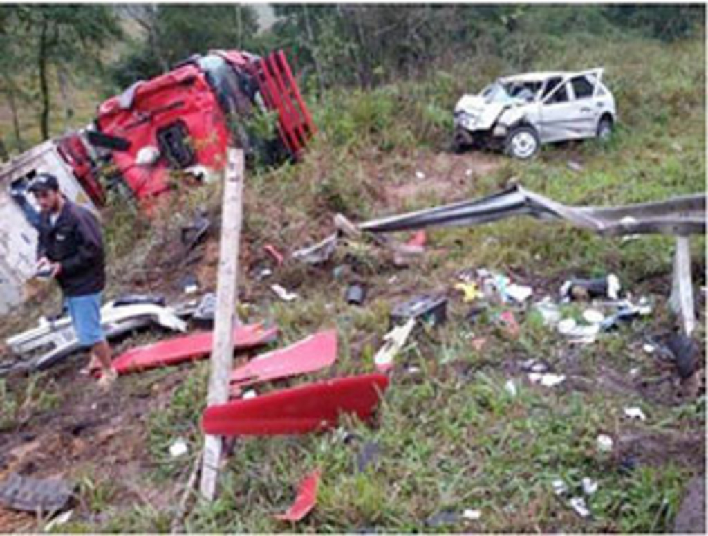 Carreta de Celso Ramos se envolve em acidente com duas mortes na BR-470