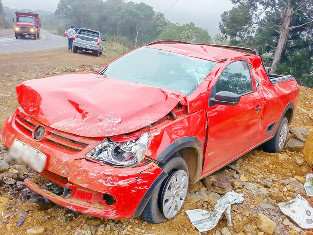Carro capota após saída de pista na SC-390 em Capão Alto
