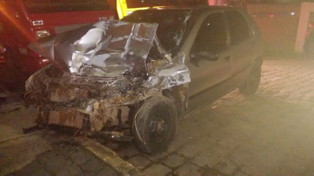 Motorista colide em caminhão estacionado