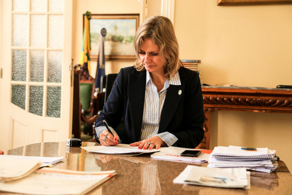 Prefeita Paula sanciona redução de cargas horárias de servidores