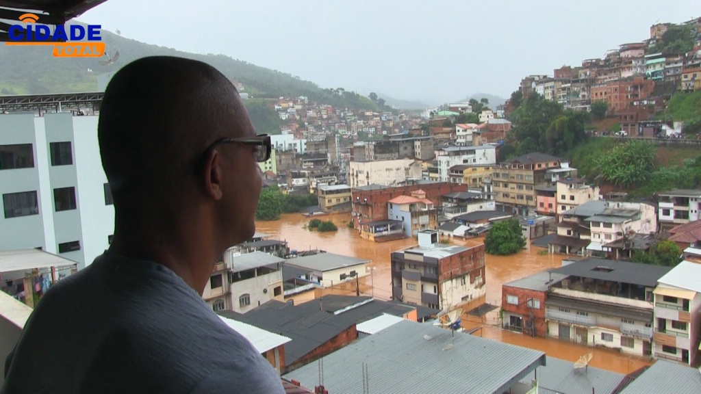 Chuva intensa inunda ruas, casas, comércio e isola regiões em Manhuaçu