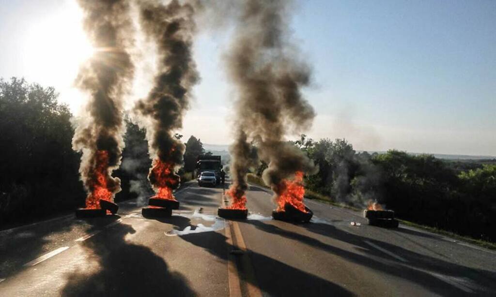 Manifestantes bloqueiam BR-293 no acesso a Piratini