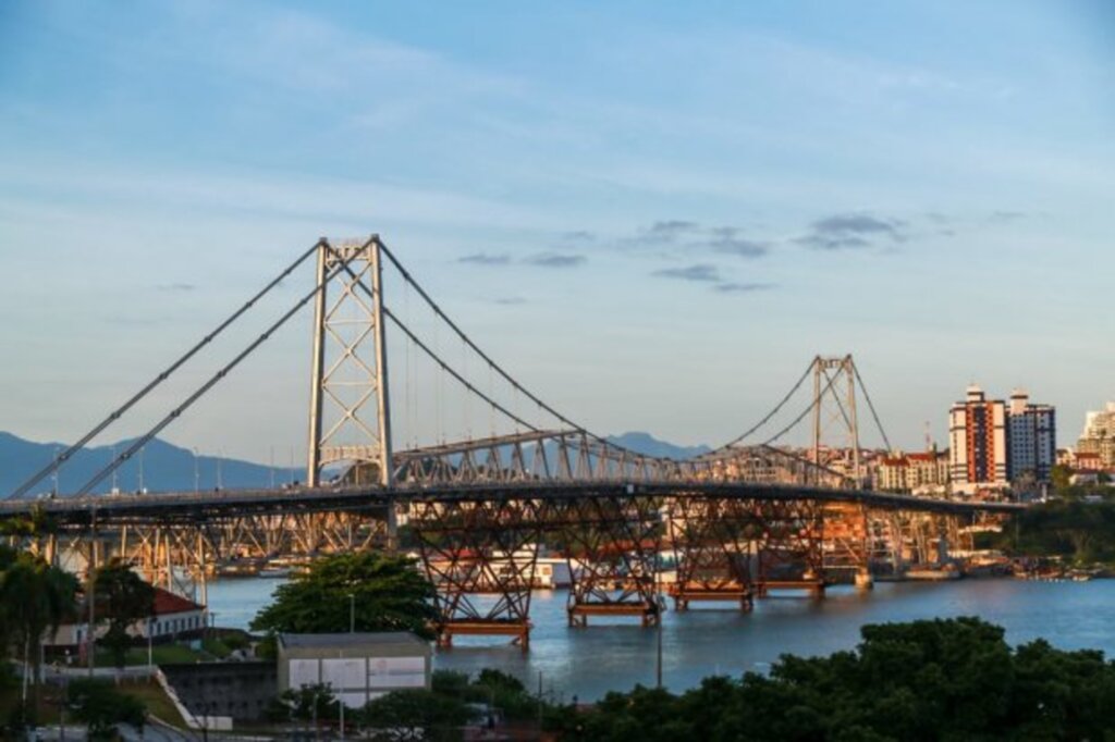 Ponte Hercílio Luz será liberada para tráfego de veículos oficiais e do transporte coletivo