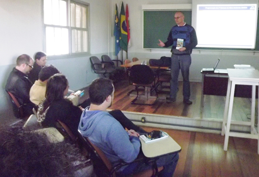 Universitários recebem o Guia de Fauna (Aves)