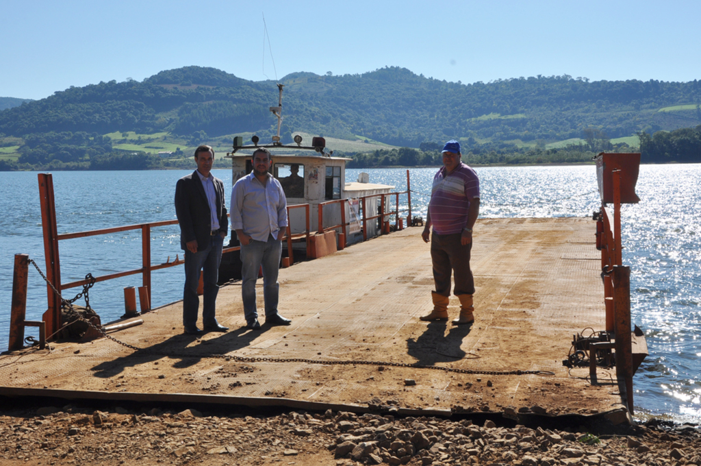 Prefeitura terceiriza passagem da balsa de Santa Ana