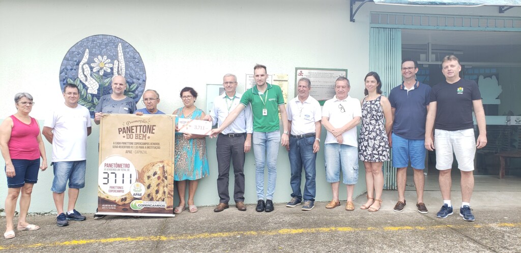  - A entrega do cheque simbólico feito pelo Supermercado Copercampos à Apae de Capinzal.