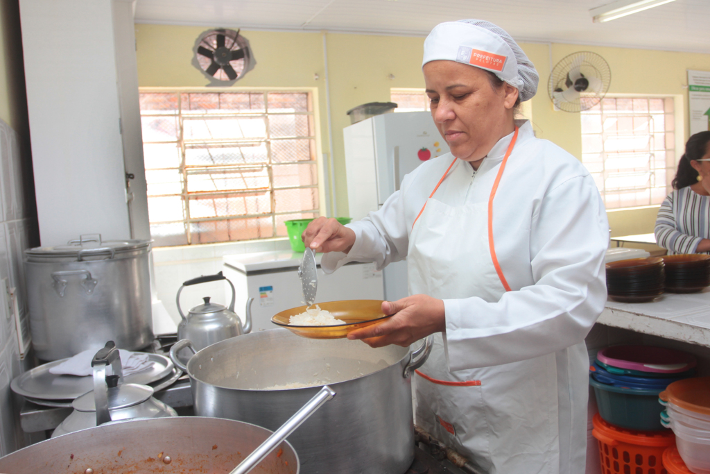 Escolas municipais recebem manual de gestão da alimentação escolar