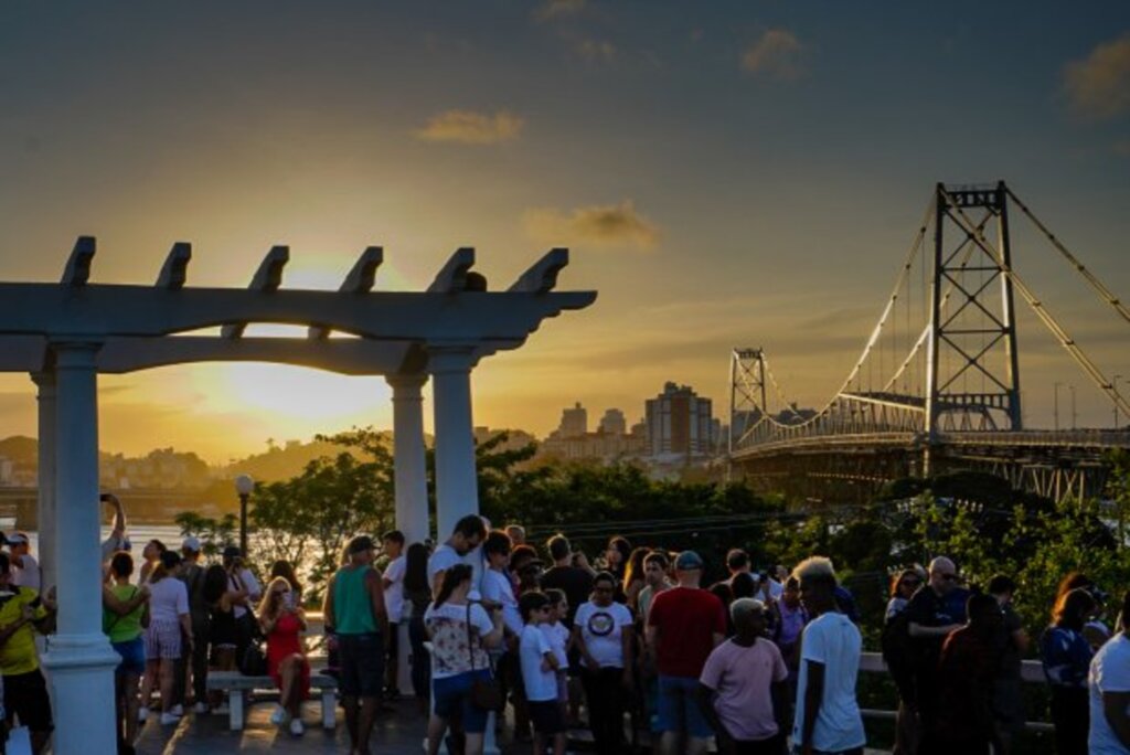 Governo do Estado estuda propostas para revitalizar o entorno da Ponte Hercílio Luz