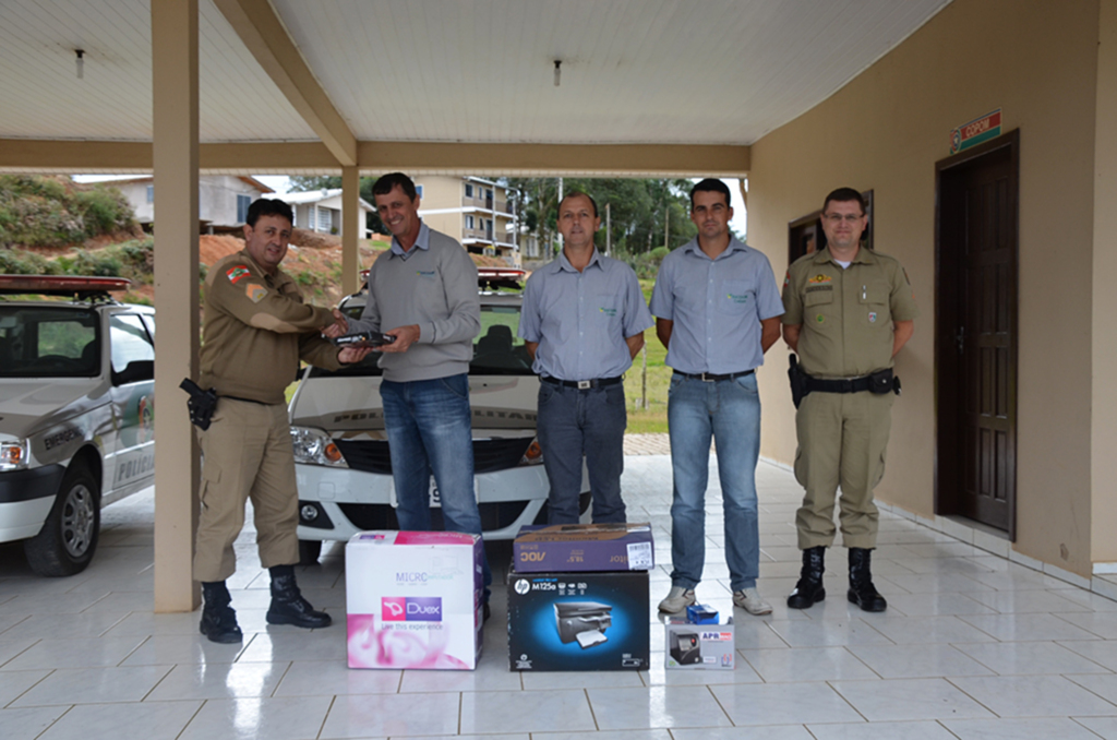 Credicanoas repassa computador a Polícia Militar anitense