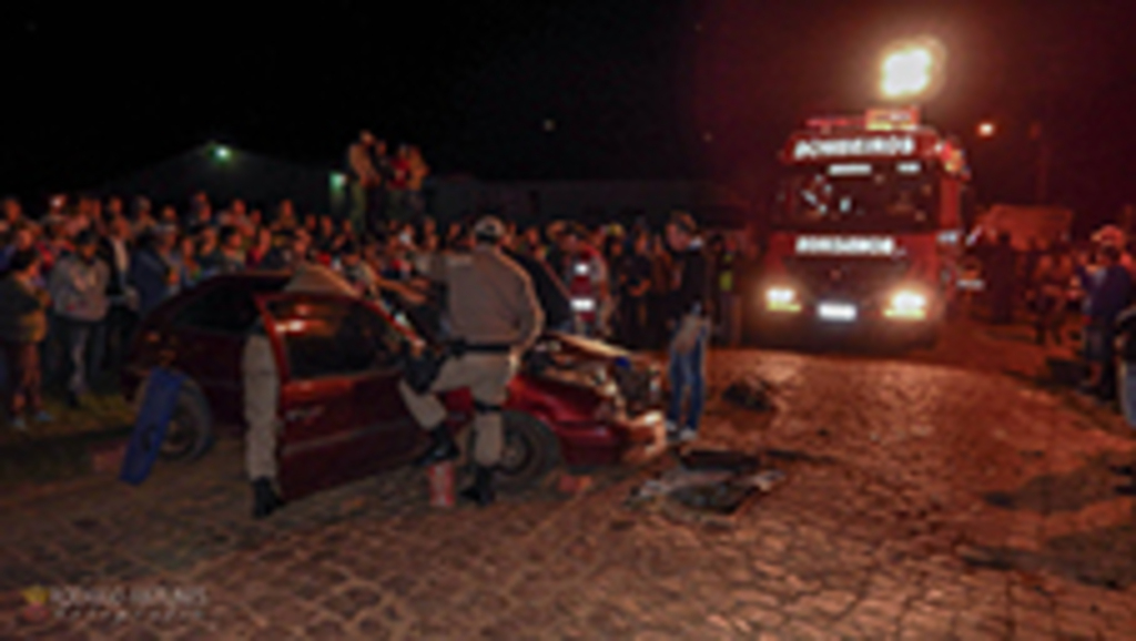 Colisão entre veículos em Campo Belo
