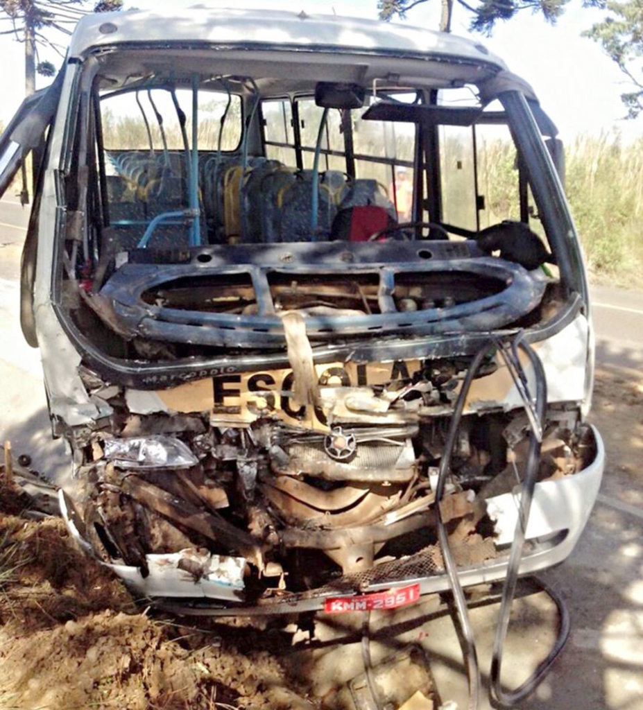 Dois ônibus da mesma empresa colidem na SC-390