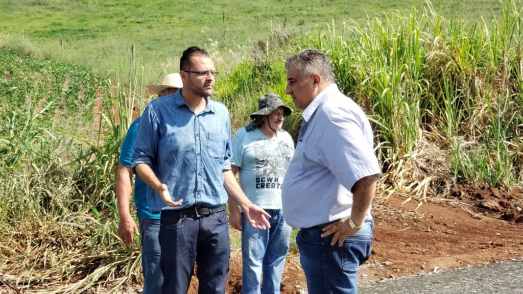 EQUIPE DE ENGENHARIA APRESENTA DETALHES DO ANDAMENTO DA MAIOR OBRA DE ASFALTAMENTO RURAL EM PIRATUBA