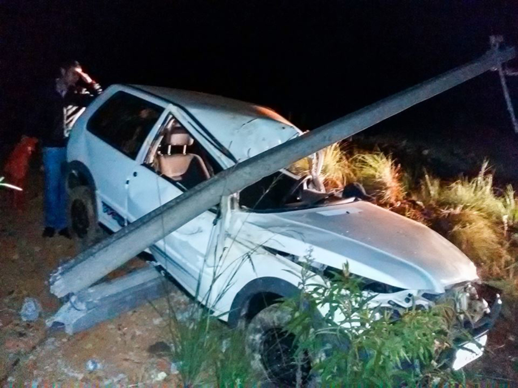 Carro com menores perde controle e bate em poste em Capão Alto