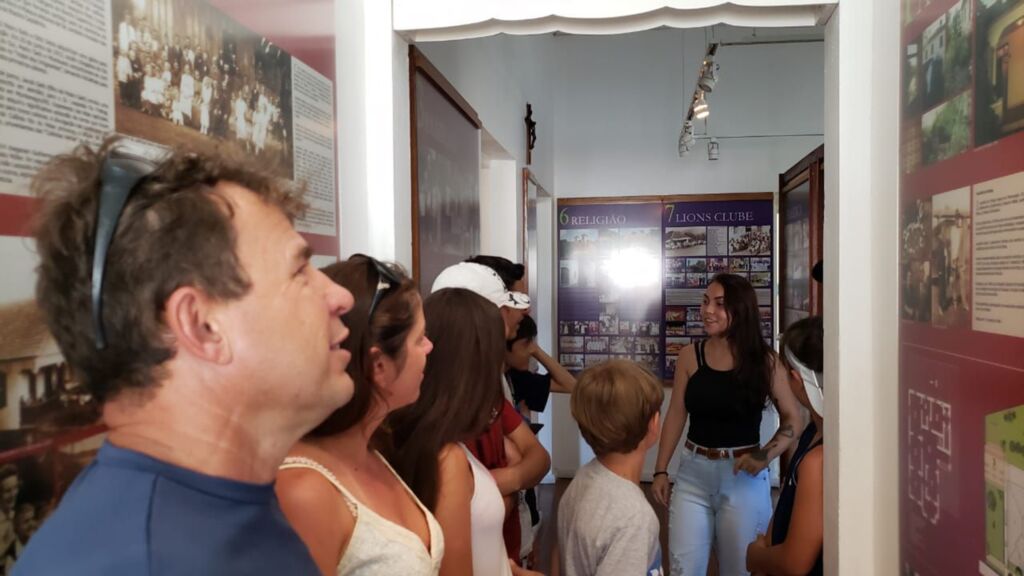 MEMORIAL CHAMA ATENÇÃO DE TURISTAS EM VISITA À CIDADE DAS TERMAS, REVELANDO HISTÓRIA LOCAL