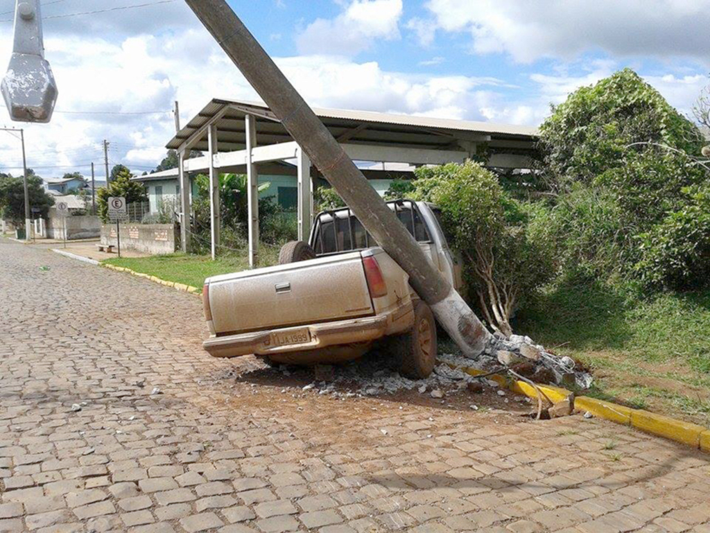 Condutor perde controle de camionete em Esmeralda
